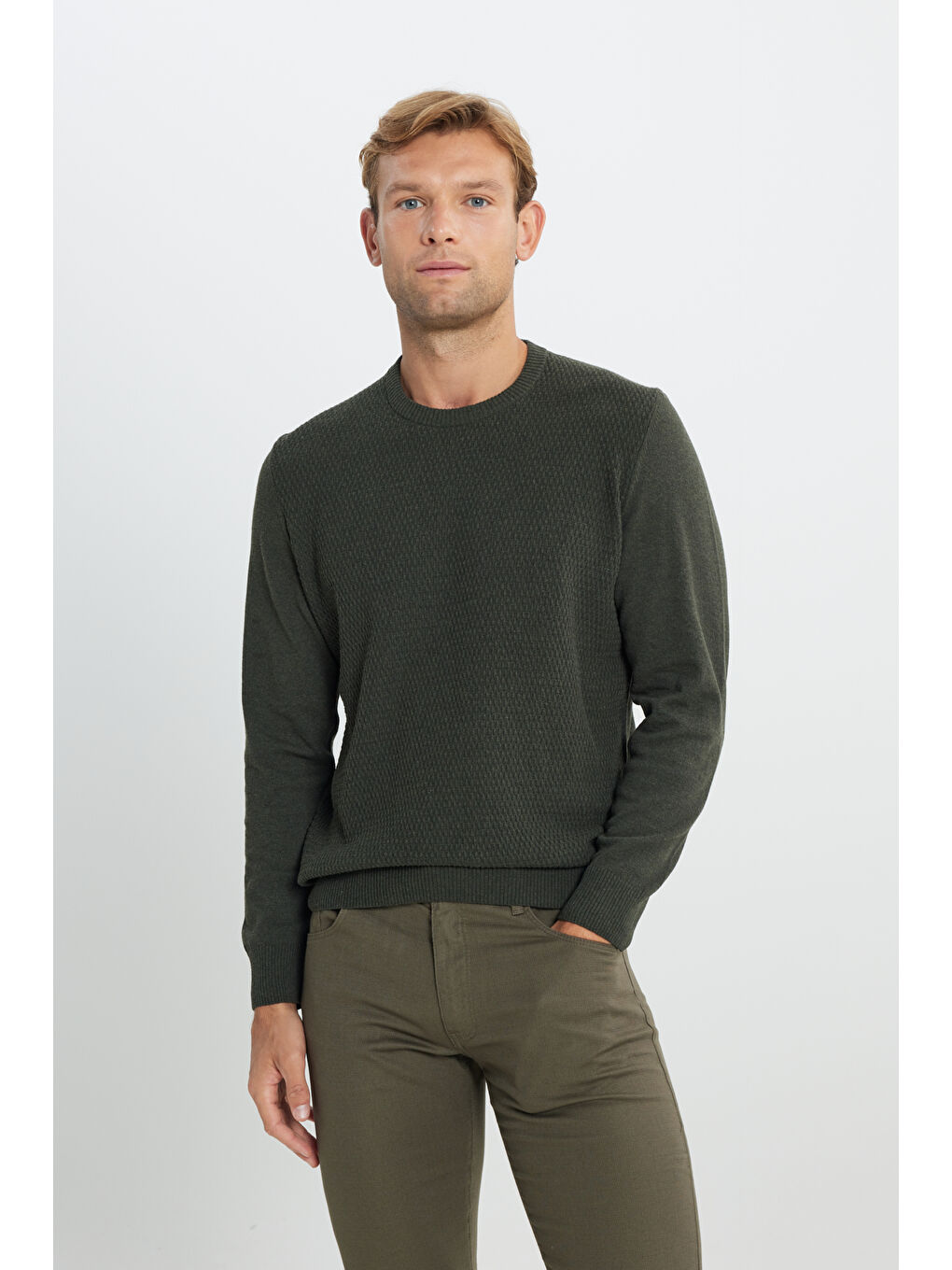 Erkek Haki Pamuklu Standart Fit Normal Kesim Bisiklet Yaka Jakarlı Triko Kazak