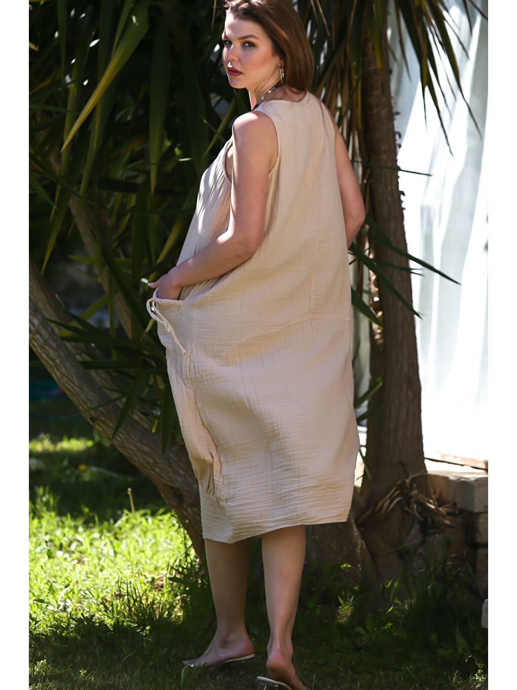 Koyu Bej Havuz Yaka Kolsuz Cepli Casual Müslin Salaş Dokuma Elbise 125 60-7