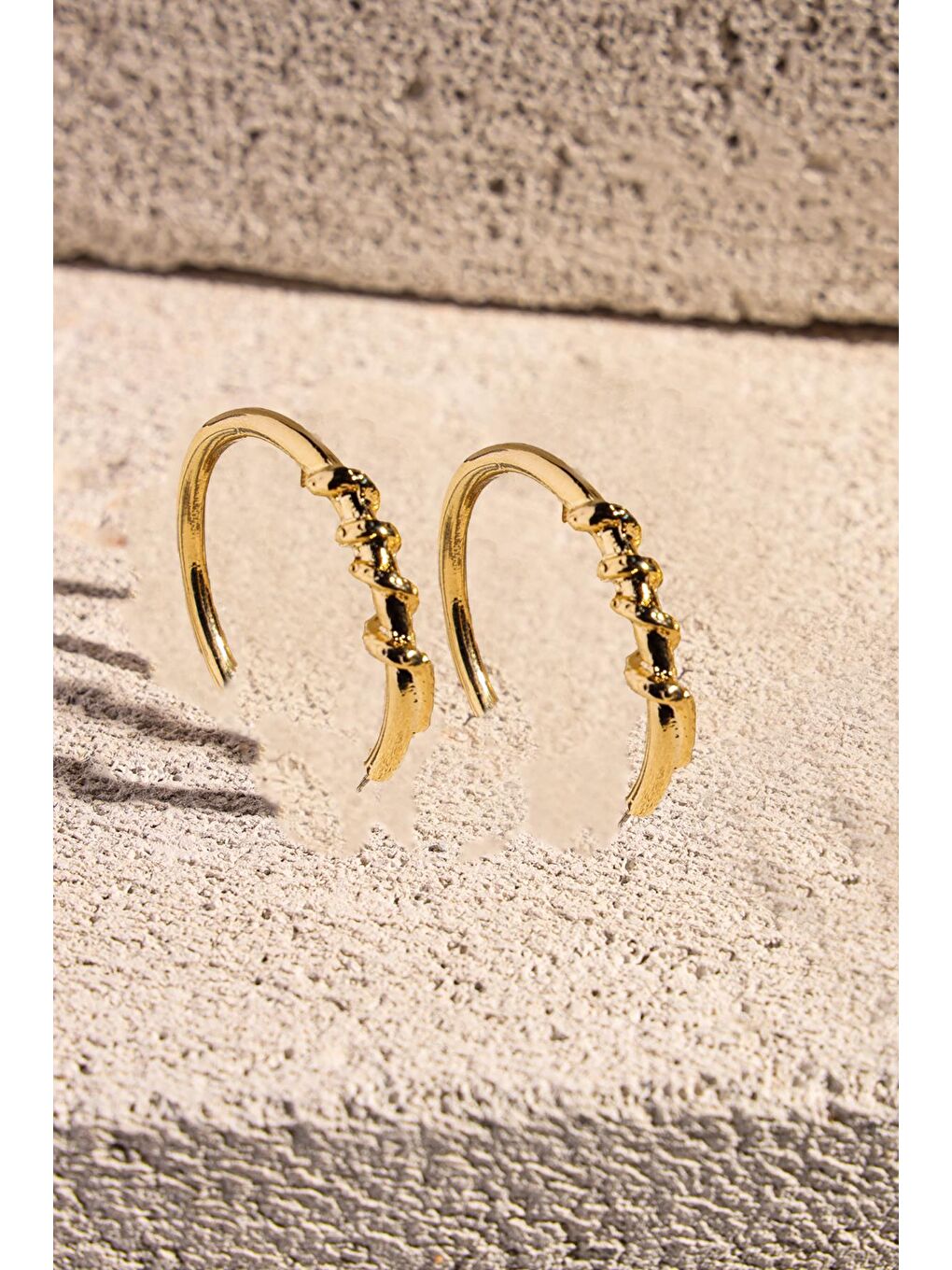 Sarı Yılan Desenli Kararmaz Altın Kaplama 4cm Orta Boy Halka Küpe-1