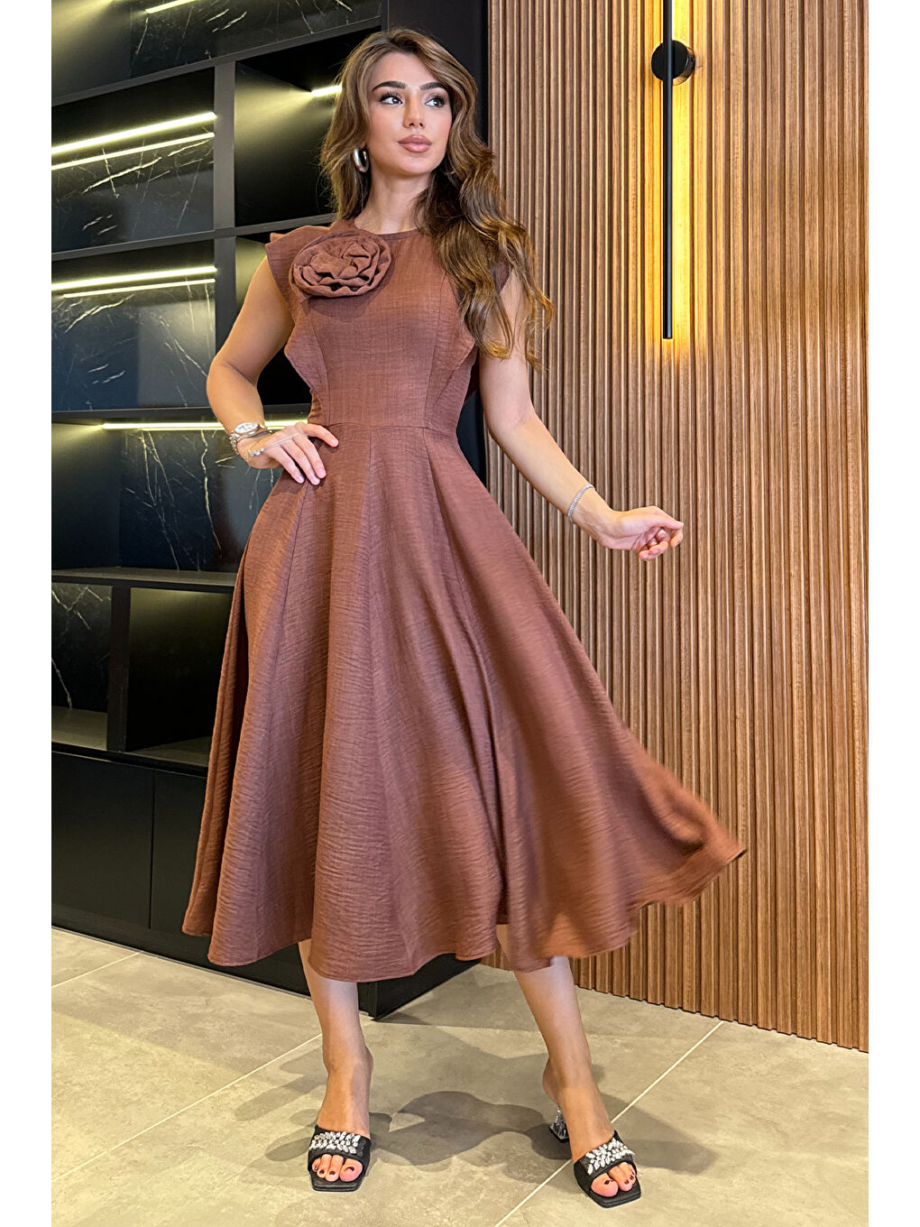 Kahverengi Gül Detaylı Kadın Elbise