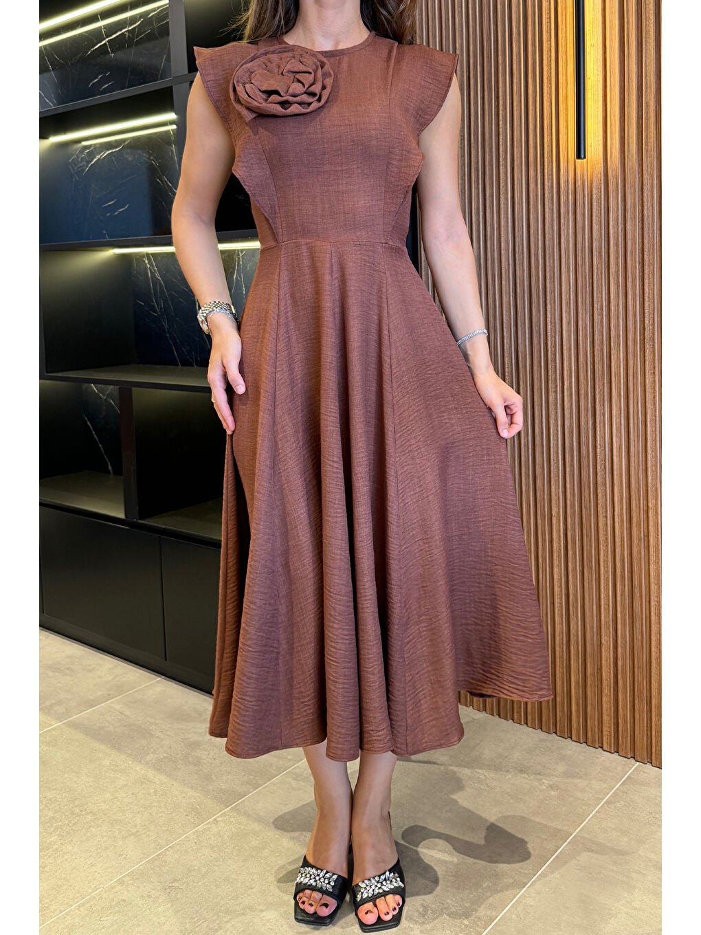 Kahverengi Gül Detaylı Kadın Elbise-2