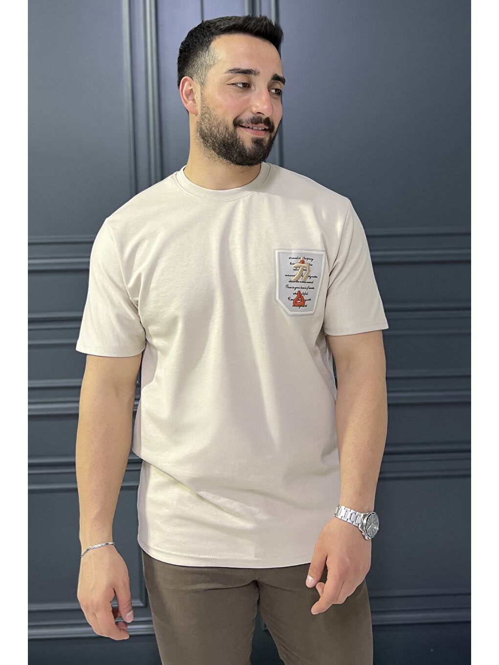 Bej Bisiklet Yaka Yazı Baskılı Erkek Tişört-1