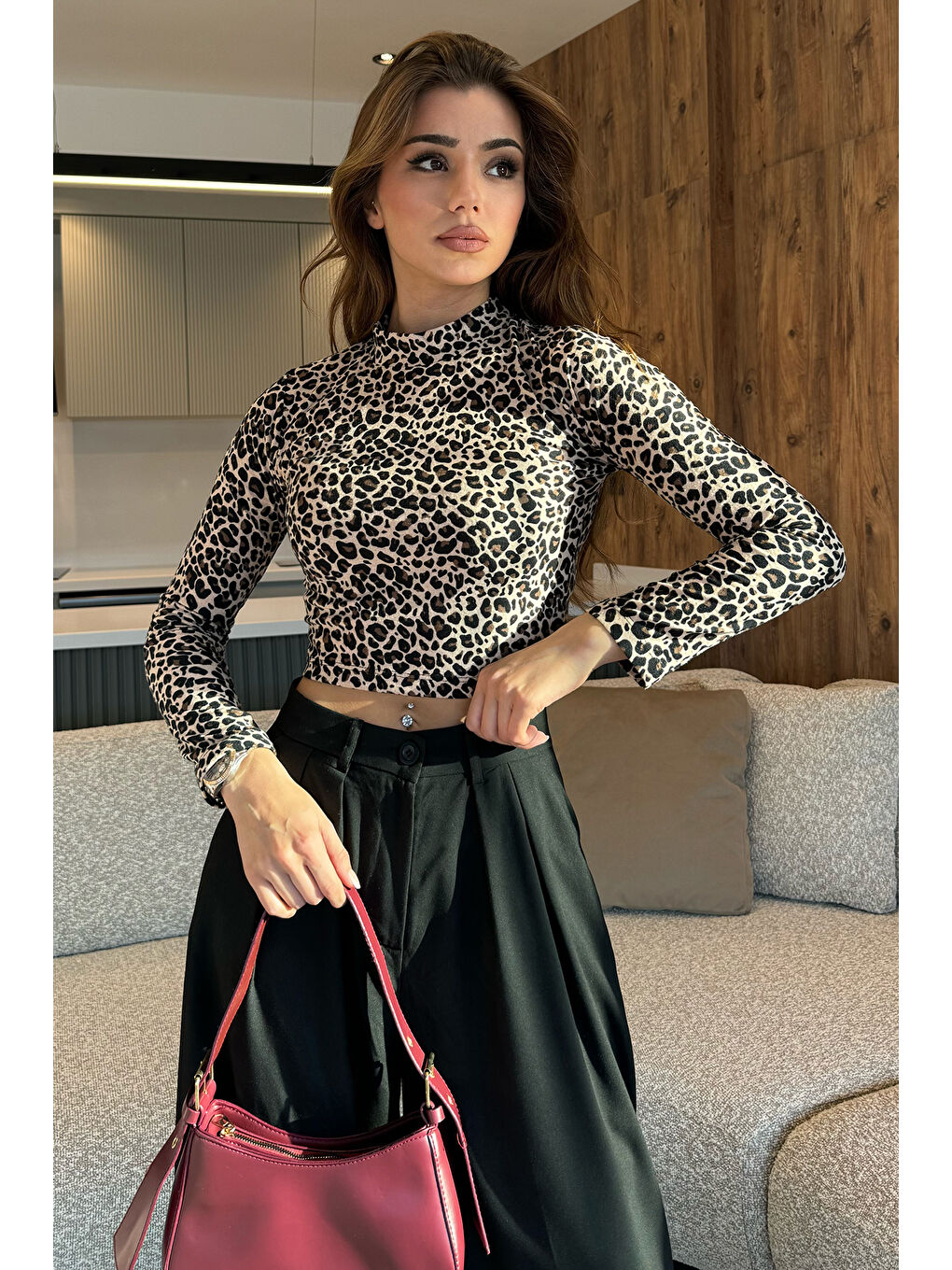 GÜLSELİ Kahverengi Yarım Balıkçı Yaka Leopar Desenli Crop Top Süet Body Bluz