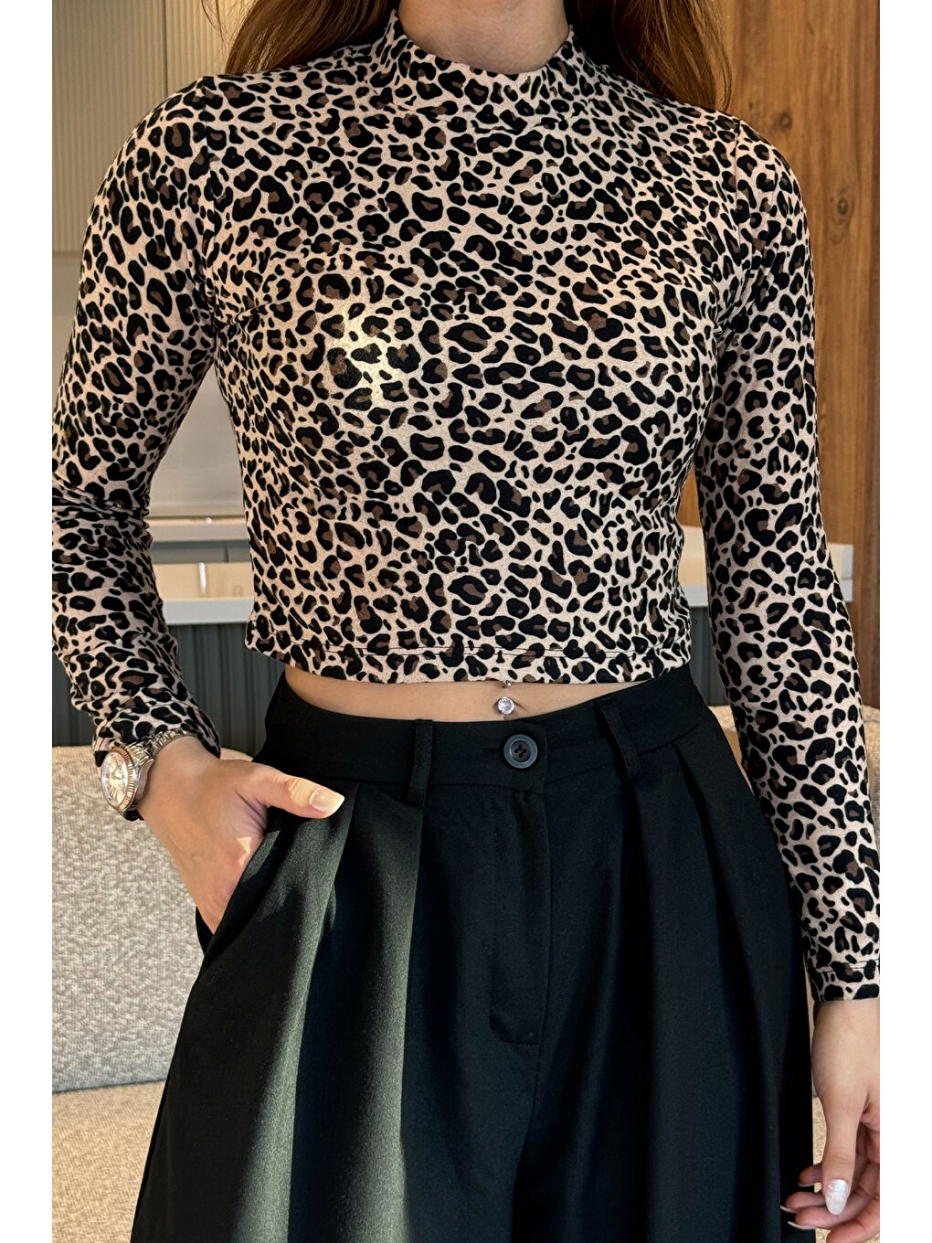 GÜLSELİ Kahverengi Yarım Balıkçı Yaka Leopar Desenli Crop Top Süet Body Bluz - 1