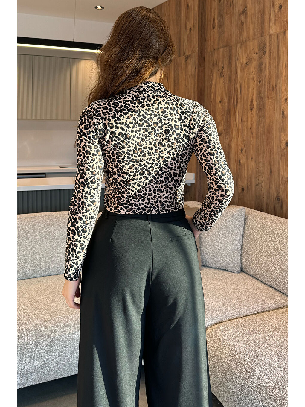 GÜLSELİ Kahverengi Yarım Balıkçı Yaka Leopar Desenli Crop Top Süet Body Bluz - 2