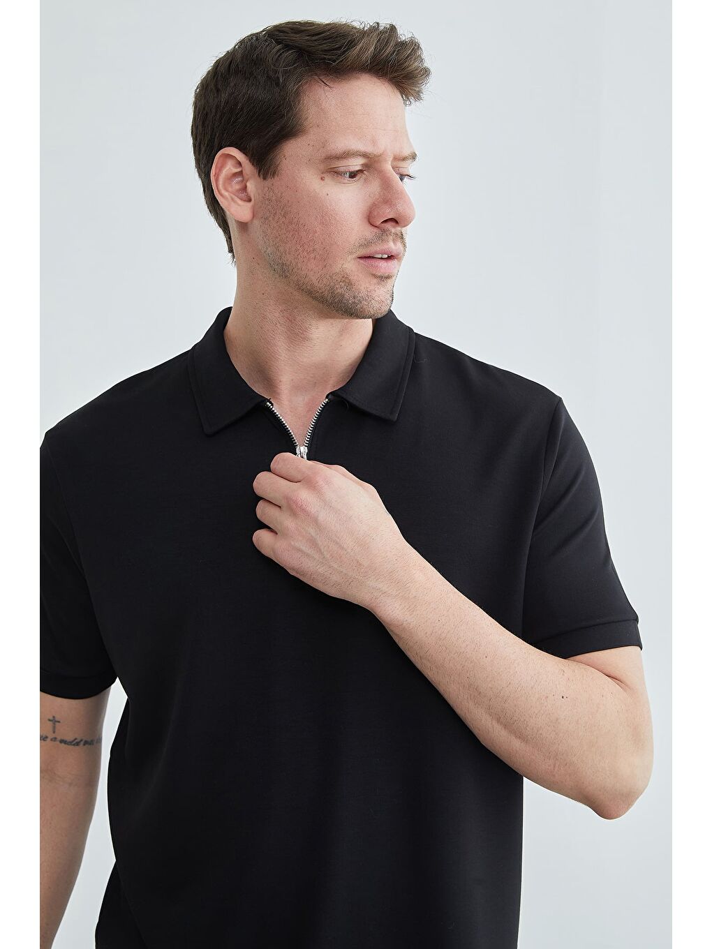 Siyah Yarım Fermuarlı Polo Yaka Tişört-4