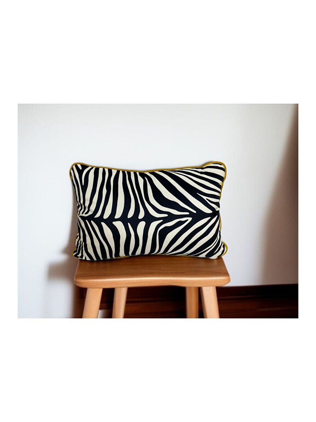 Siyah Zebra Desen Sarı Biyeli Dekoratif Kırlent Kılıfı 40x60-1