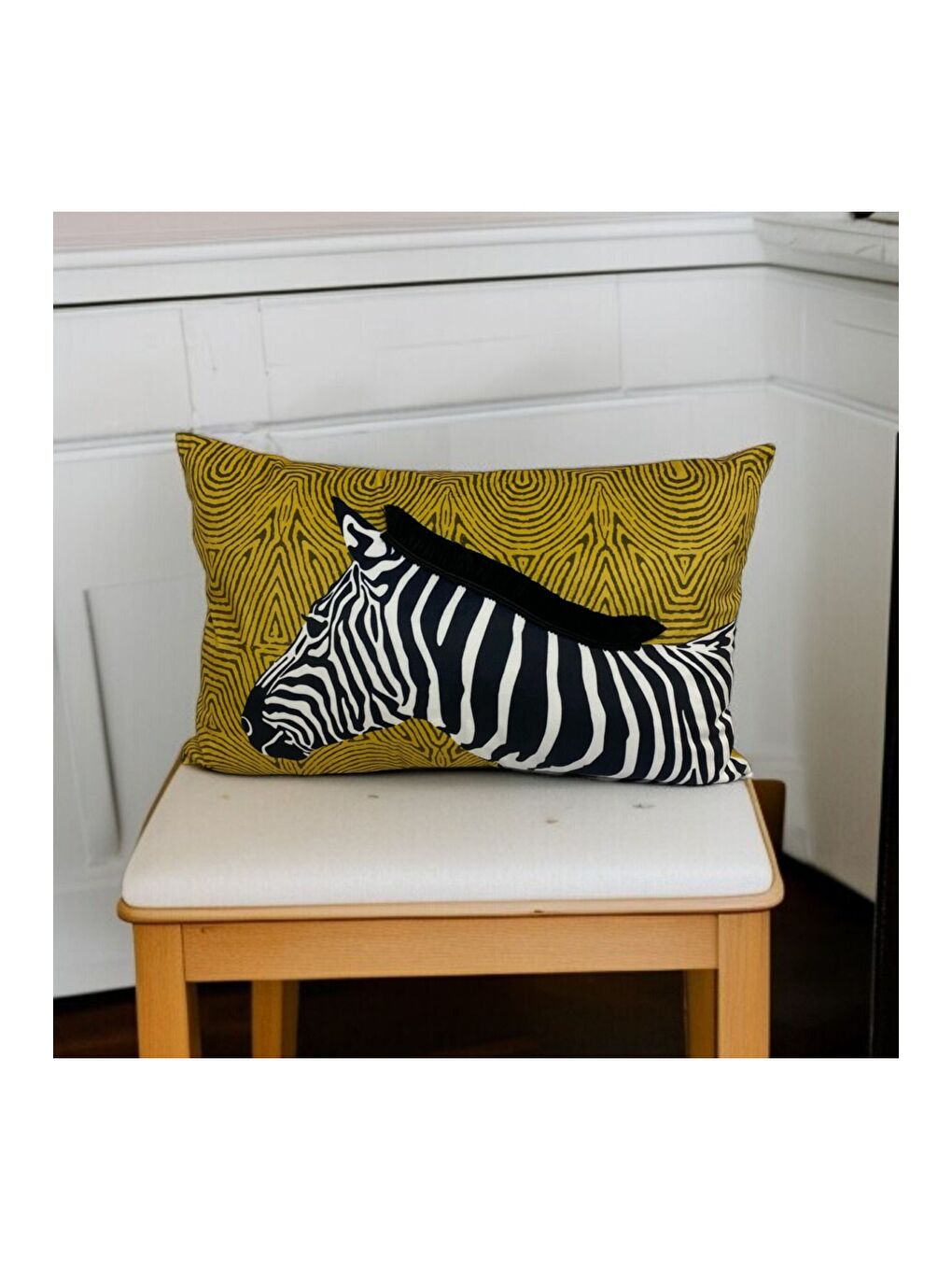 Sarı Zebra Desen Püsküllü Dekoratif Kırlent Kılıfı 40x60-1