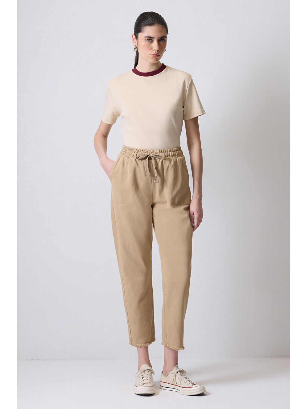 Ekru Ribana Yaka Kısa Kollu T-Shirt