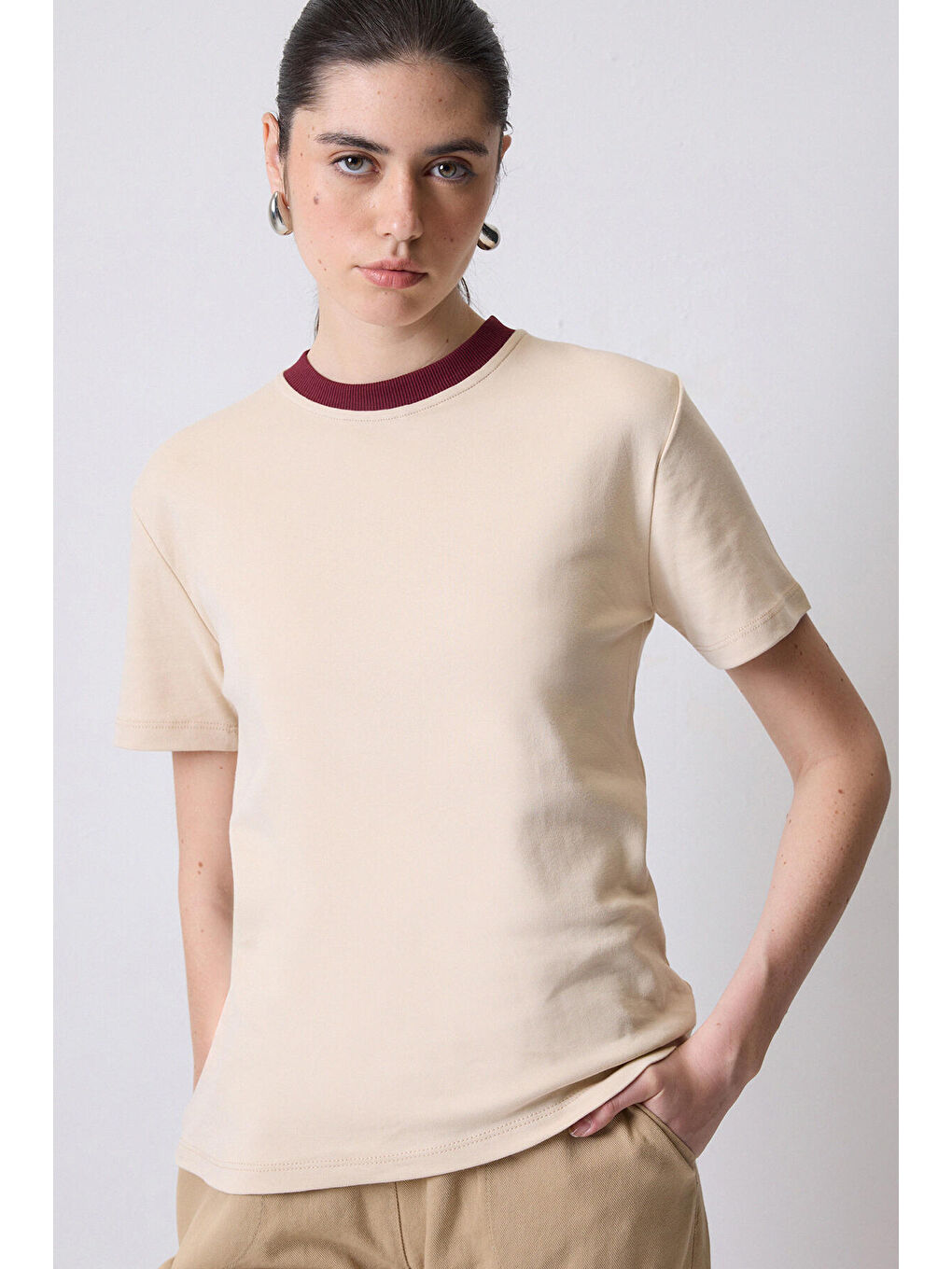 Ekru Ribana Yaka Kısa Kollu T-Shirt-1