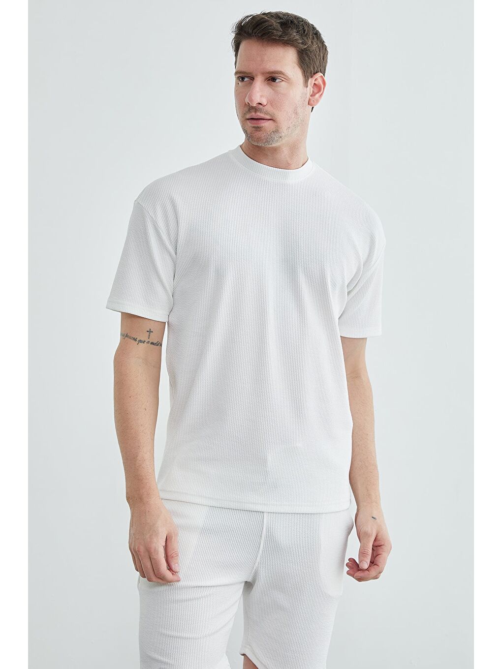 Beyaz Fitilli Bisiklet Yaka Tişört-1