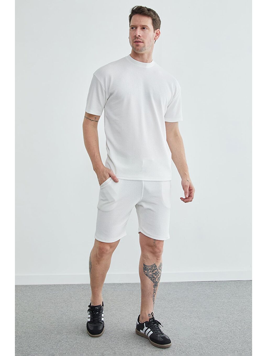 Beyaz Fitilli Bisiklet Yaka Tişört-2