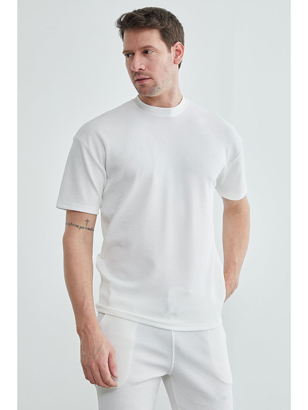 Beyaz Fitilli Bisiklet Yaka Tişört-4