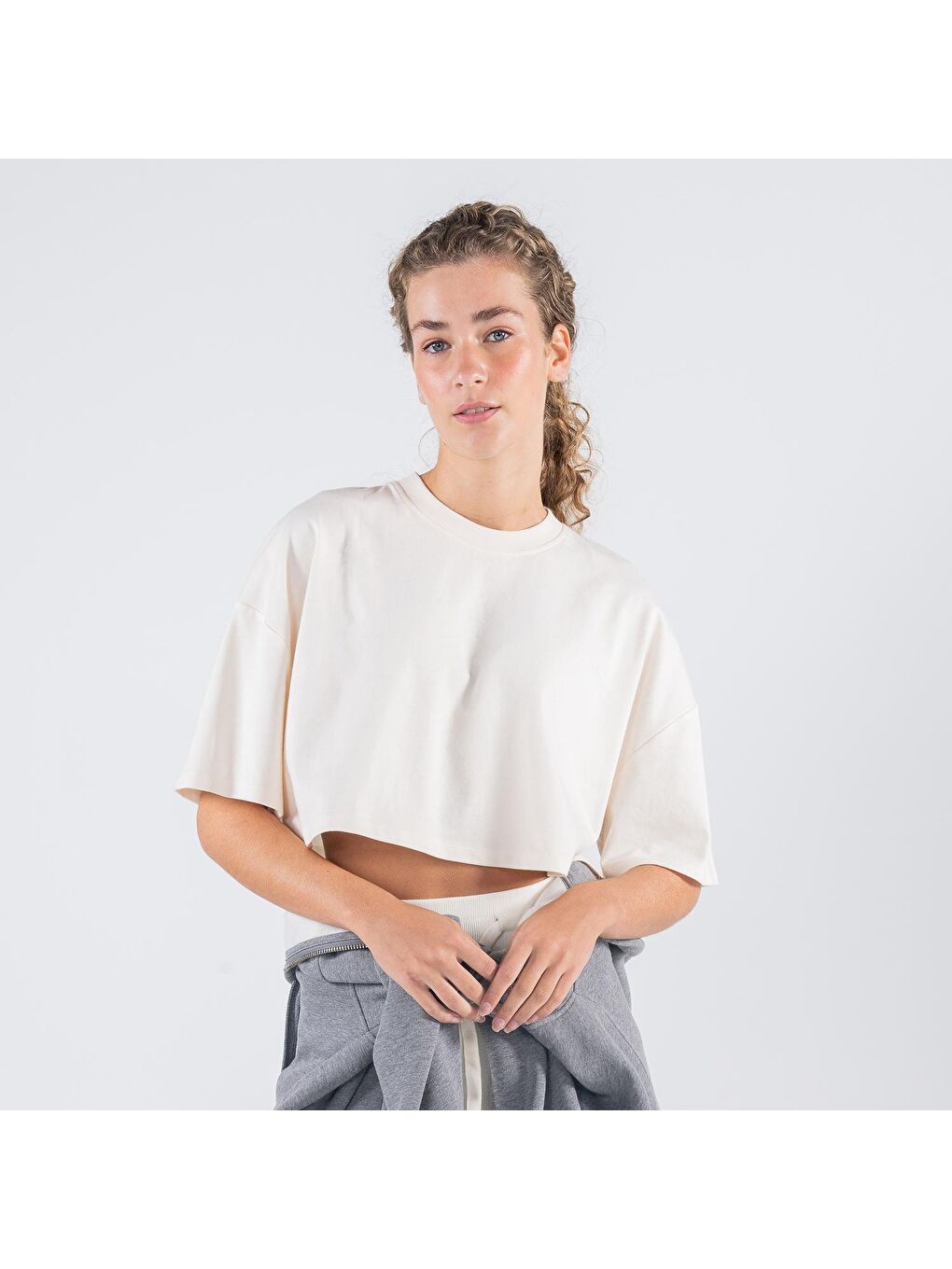 Kadın Kırık Beyaz %100 Koton Bisiklet Yaka Oversize Crop Tişört