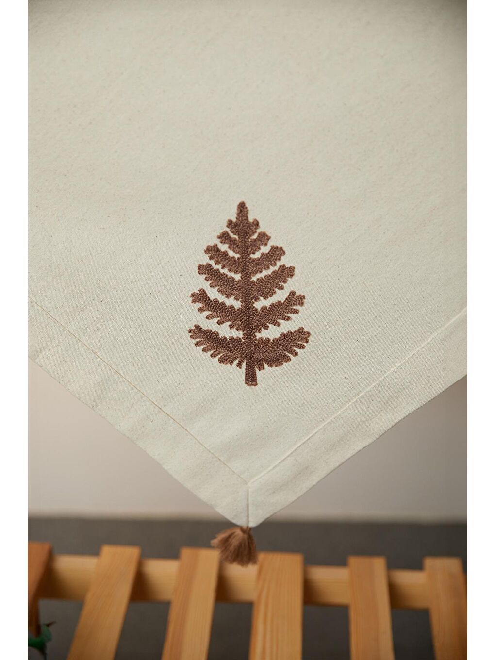 Kahverengi Ağaç İşlemeli Keten Fiskos 100x100 cm