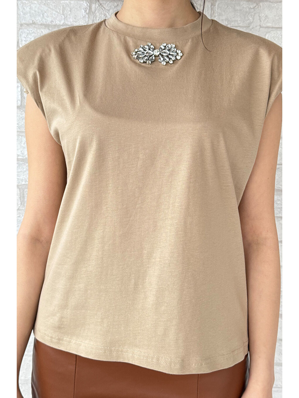 Bej Yaka Taşlı Omuz Vatkalı Kolsuz Bluz-2