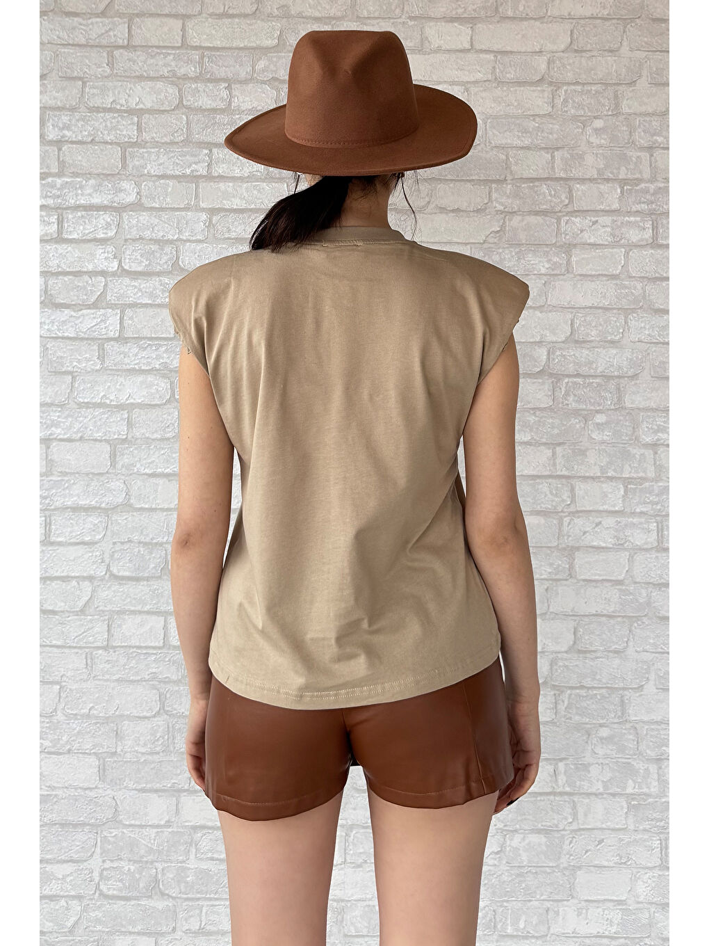 Bej Yaka Taşlı Omuz Vatkalı Kolsuz Bluz-3