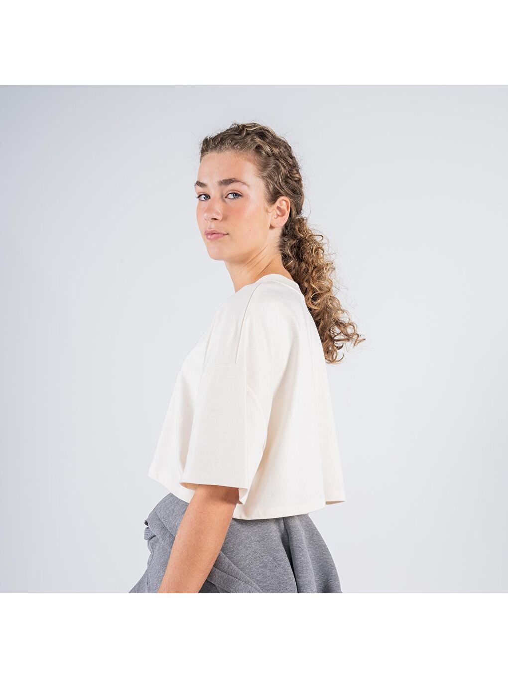 Kadın Kırık Beyaz %100 Koton Bisiklet Yaka Oversize Crop Tişört-2