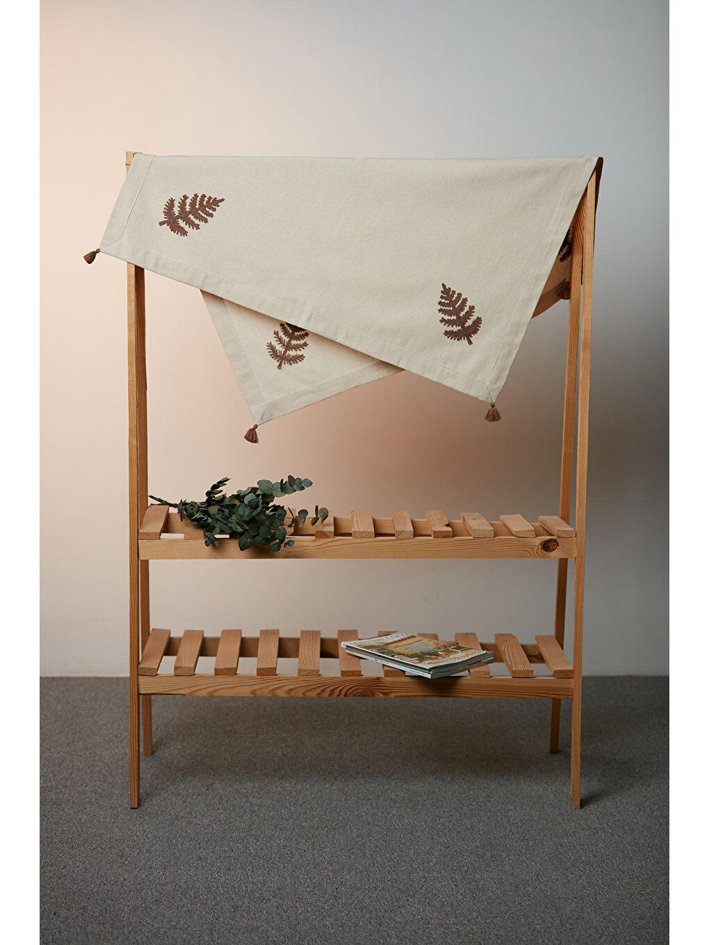 Kahverengi Ağaç İşlemeli Keten Fiskos 100x100 cm-2