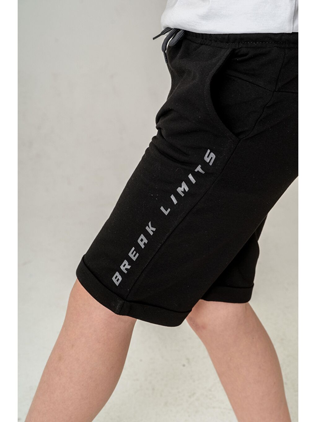 Siyah Break Limits Baskılı Arka Cepli Erkek Çocuk Şort-10