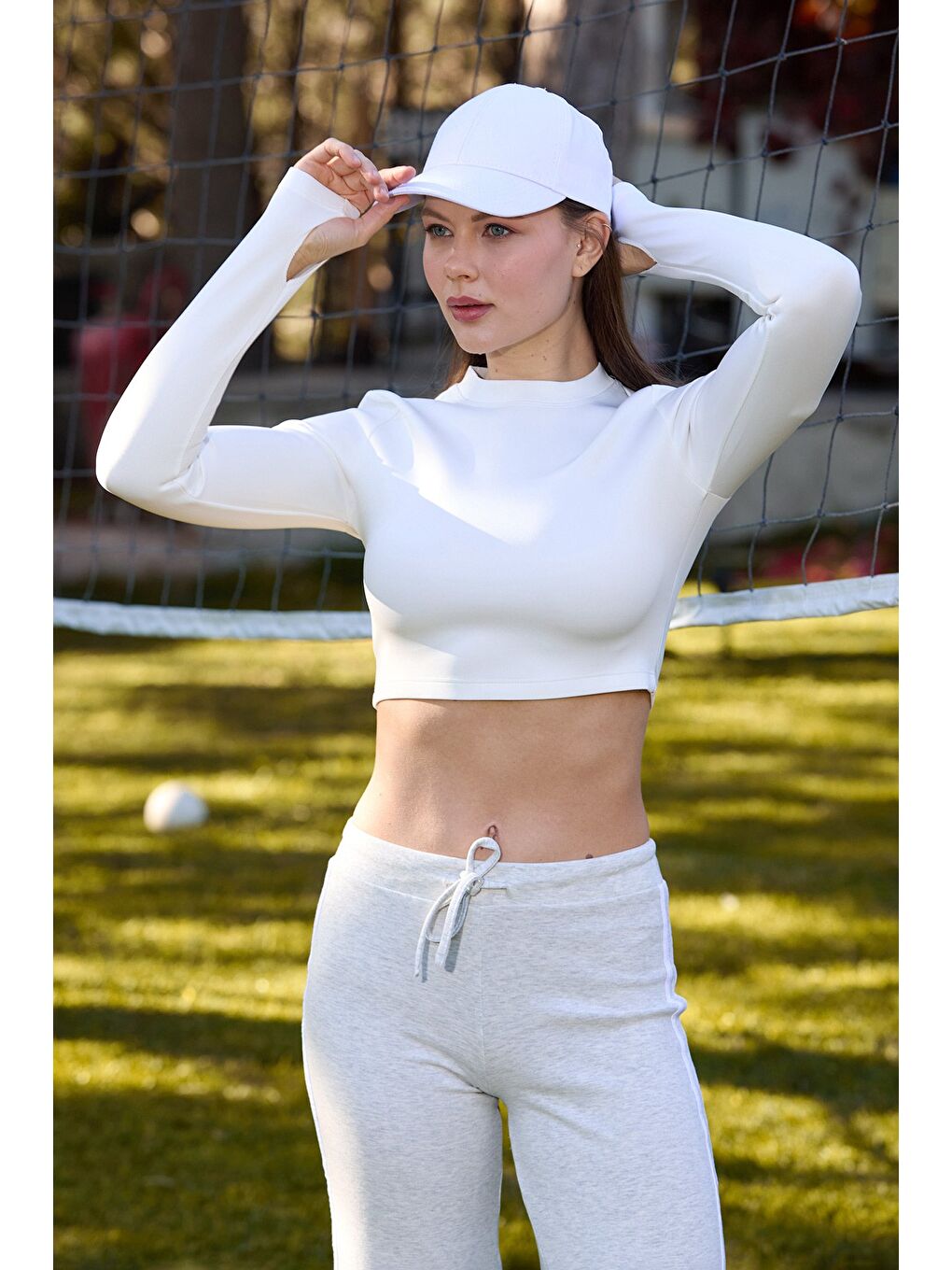 Beyaz Basic Bisiklet Yaka Parmak Geçmeli Crop Bluz-1