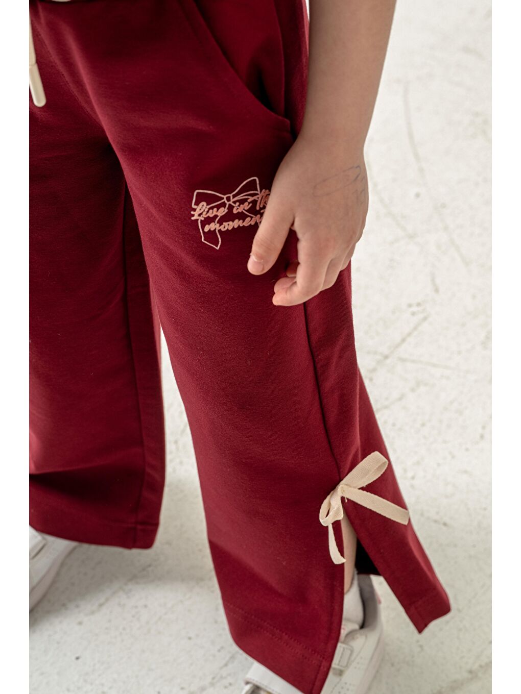 Bordo Live In The Moment Baskılı Paçalar Yırtmaçlı Fiyonklu Kız Çocuk Eşofman Altı-2