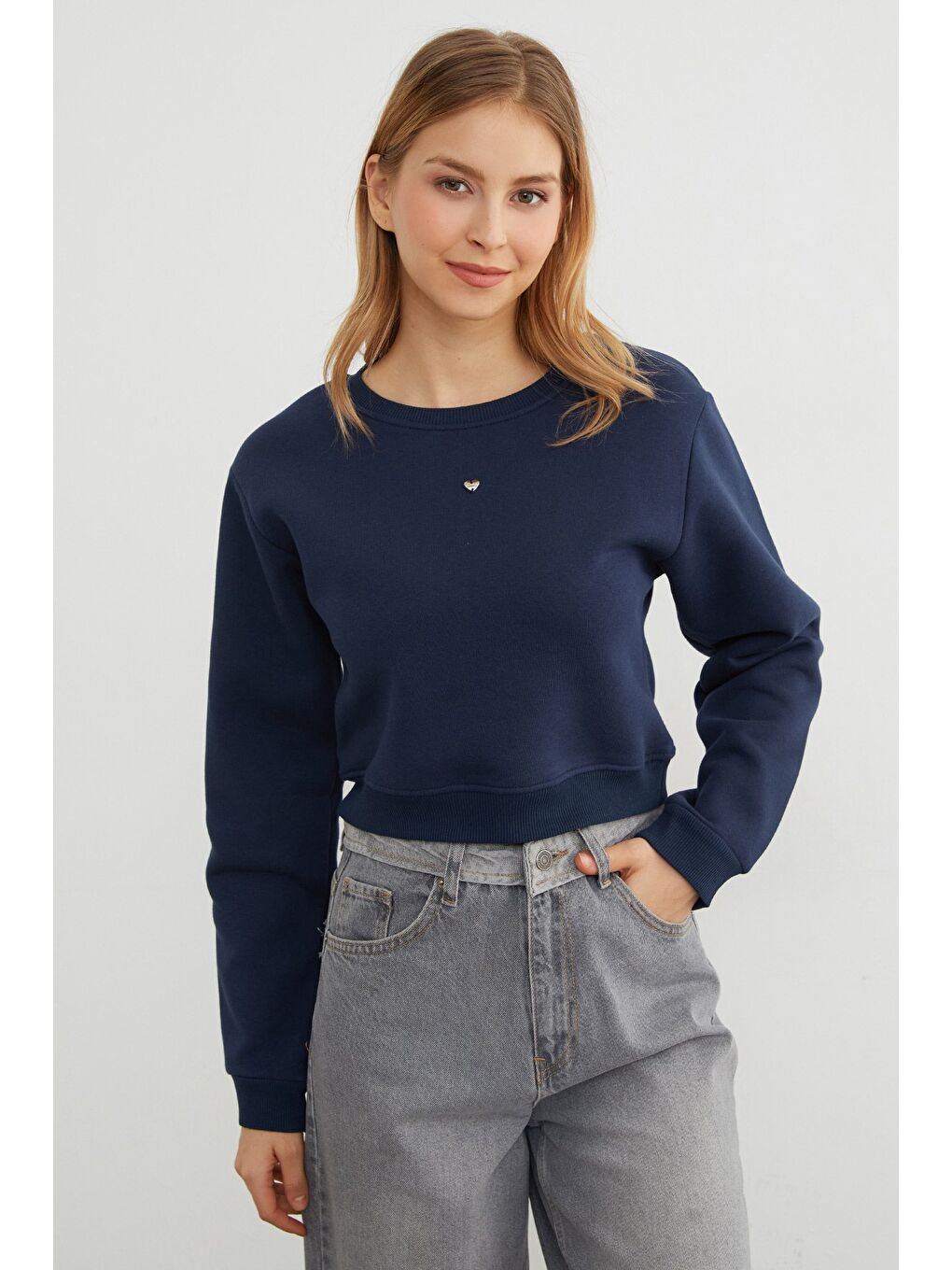 Lacivert 3 İplik Kalp Aksesuarlı Crop Sweatshirt