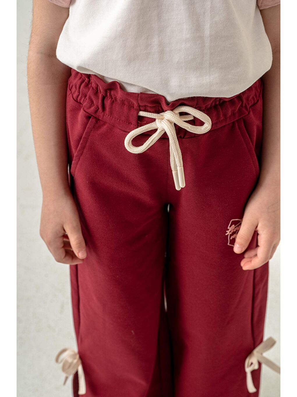 Bordo Live In The Moment Baskılı Paçalar Yırtmaçlı Fiyonklu Kız Çocuk Eşofman Altı-4