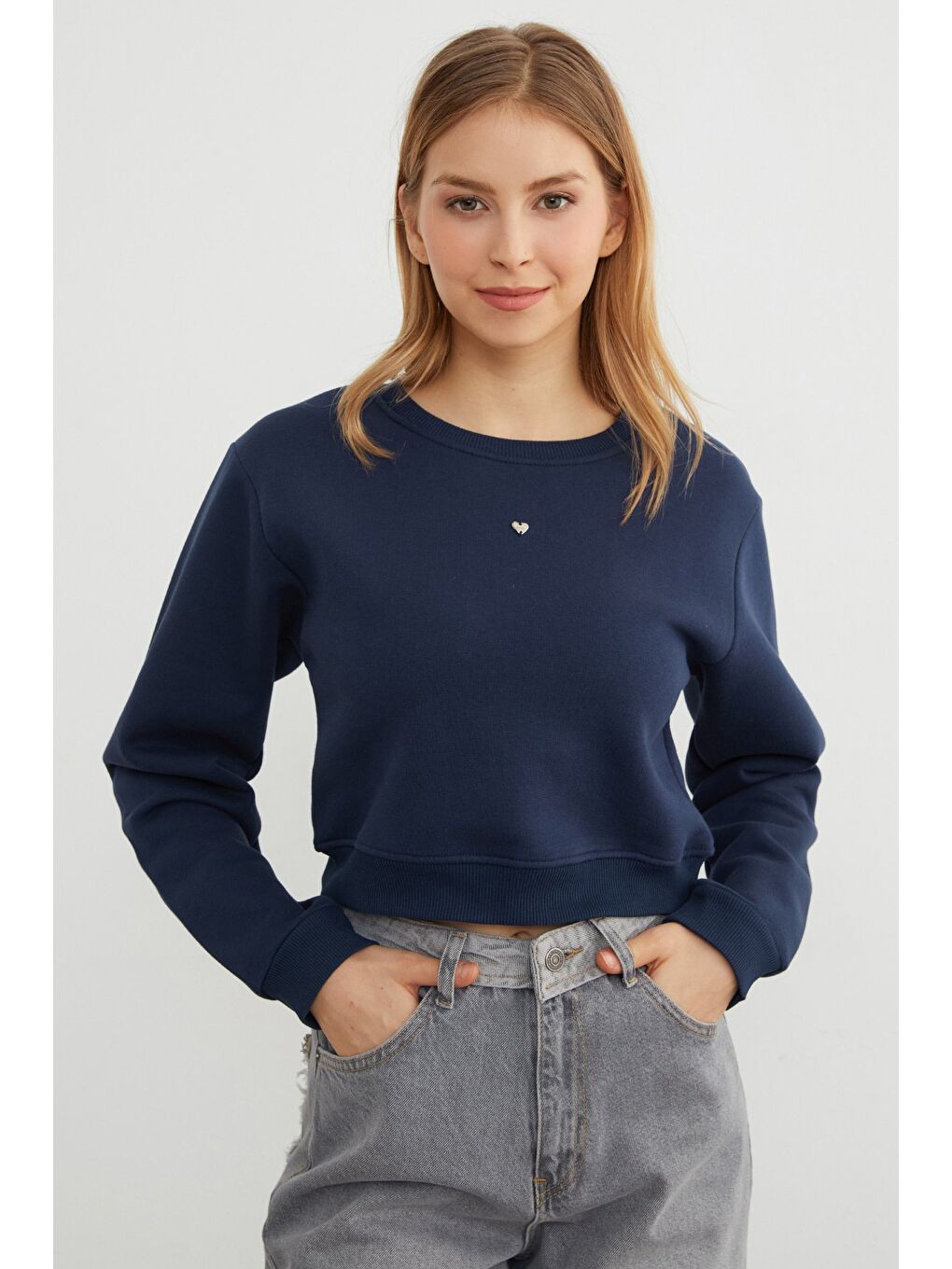 Lacivert 3 İplik Kalp Aksesuarlı Crop Sweatshirt-1