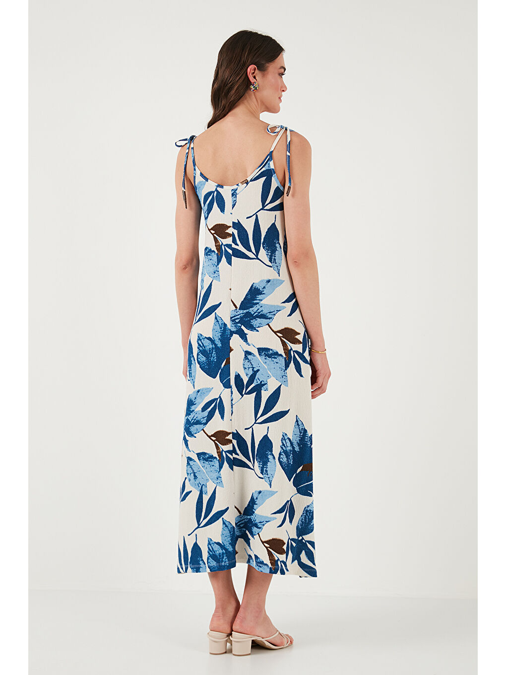 Mavi Desenli Oversize Fit Bağlamalı İp Askılı Yuvarlak Yaka Midi Boy Kadın Elbise 5869022-1