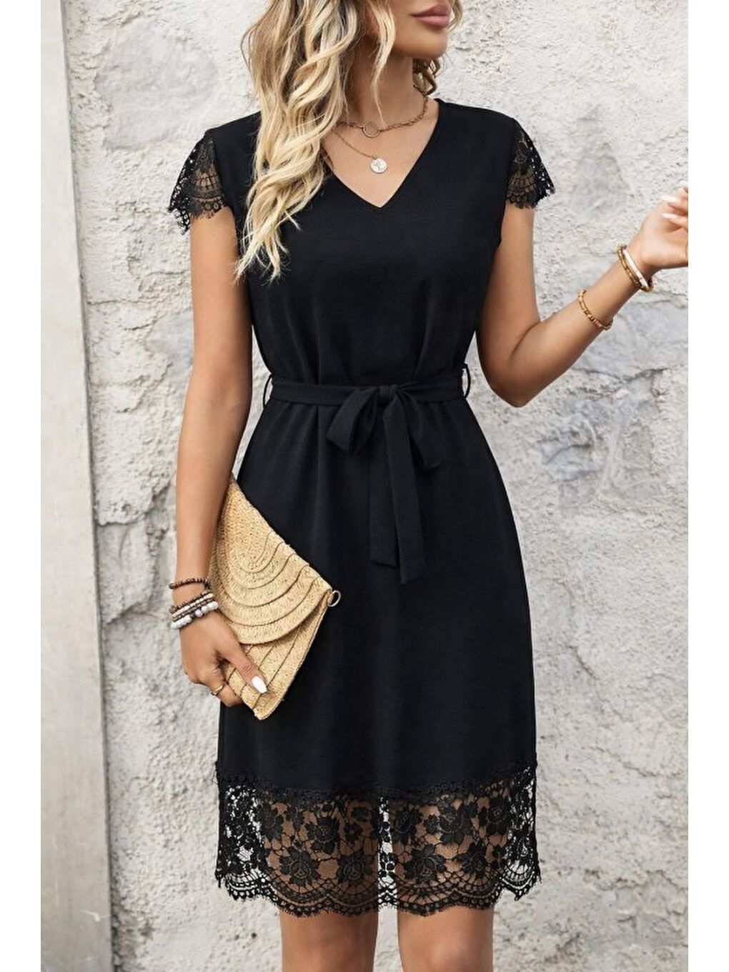 Siyah Kadın Kısa Kollu V Yakalı Kuşaklı Dantel Detaylı Kısa Aerobin Elbise-1