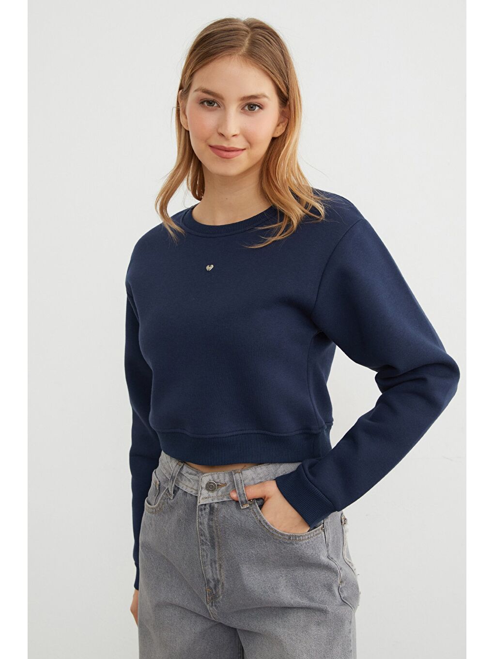 Lacivert 3 İplik Kalp Aksesuarlı Crop Sweatshirt-2