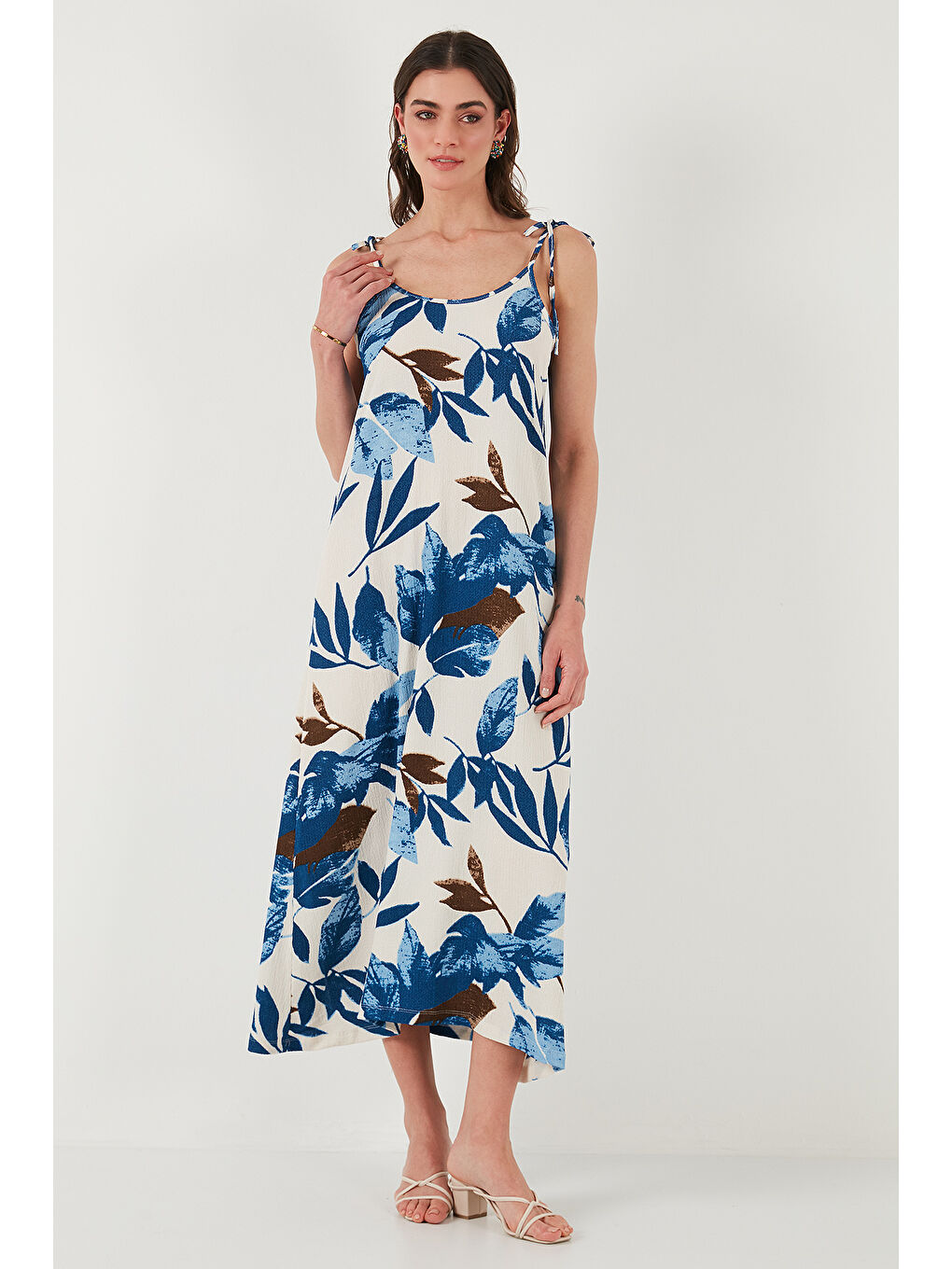 Mavi Desenli Oversize Fit Bağlamalı İp Askılı Yuvarlak Yaka Midi Boy Kadın Elbise 5869022-2