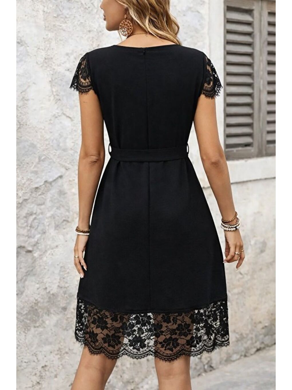 Siyah Kadın Kısa Kollu V Yakalı Kuşaklı Dantel Detaylı Kısa Aerobin Elbise-2