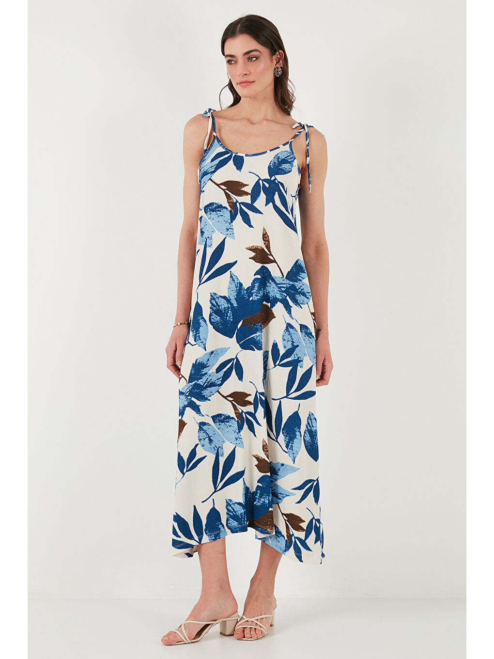 Mavi Desenli Oversize Fit Bağlamalı İp Askılı Yuvarlak Yaka Midi Boy Kadın Elbise 5869022-3