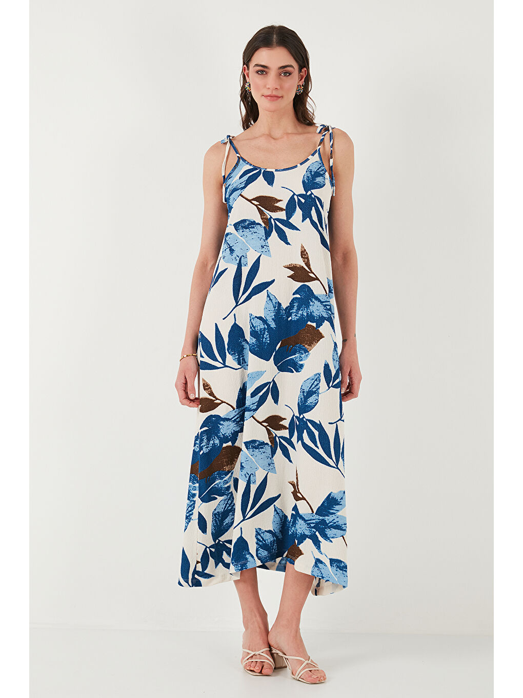 Mavi Desenli Oversize Fit Bağlamalı İp Askılı Yuvarlak Yaka Midi Boy Kadın Elbise 5869022-4