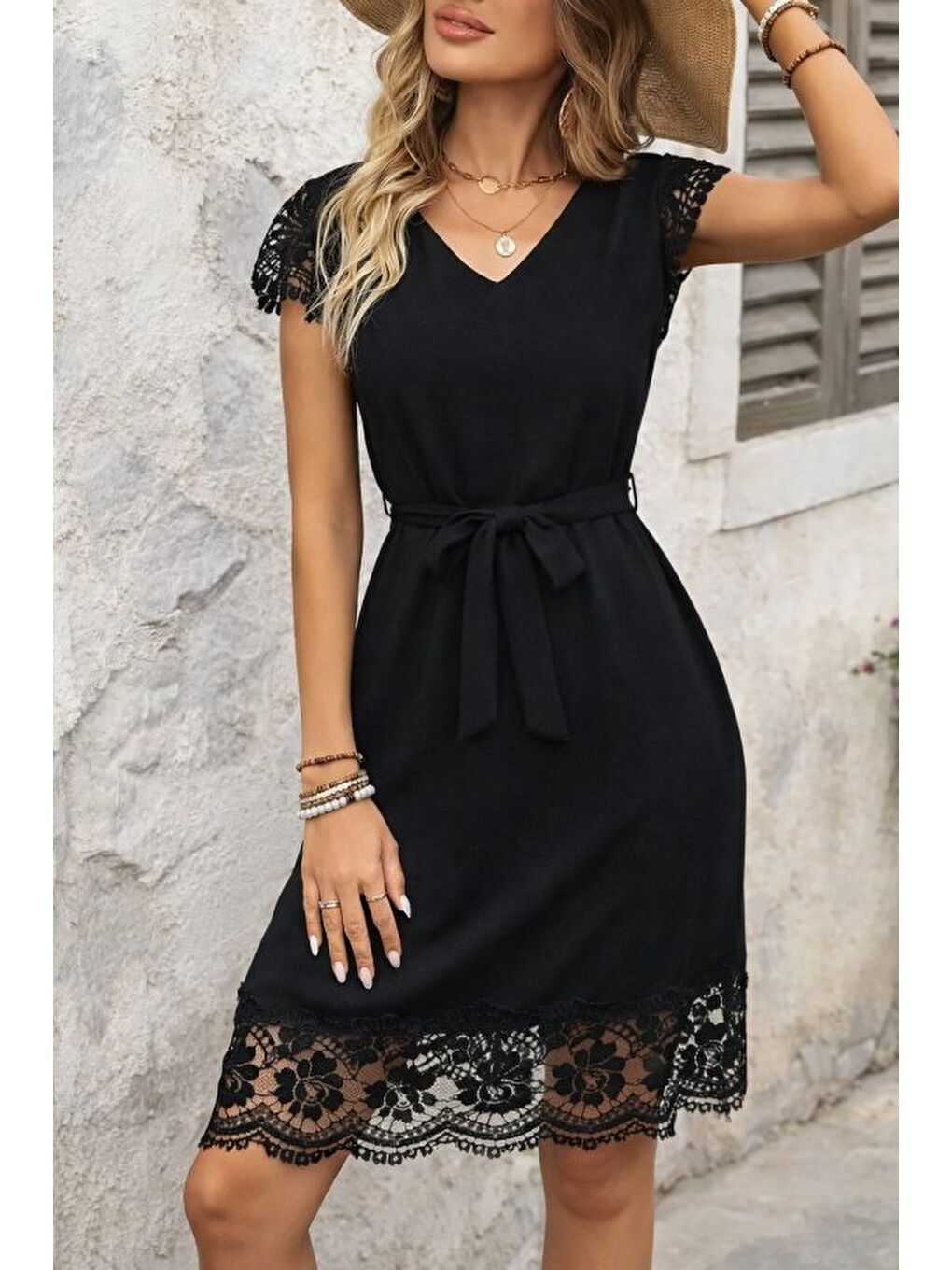 Siyah Kadın Kısa Kollu V Yakalı Kuşaklı Dantel Detaylı Kısa Aerobin Elbise-3