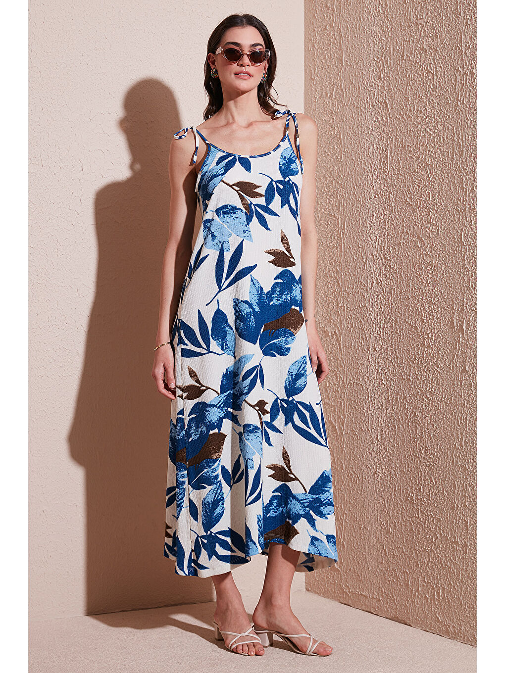 Mavi Desenli Oversize Fit Bağlamalı İp Askılı Yuvarlak Yaka Midi Boy Kadın Elbise 5869022-5