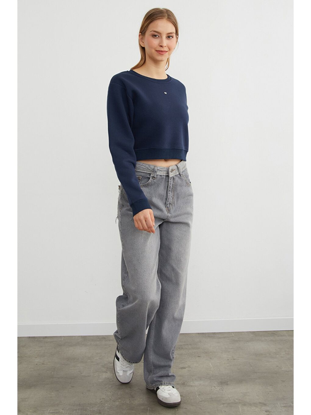 Lacivert 3 İplik Kalp Aksesuarlı Crop Sweatshirt-4