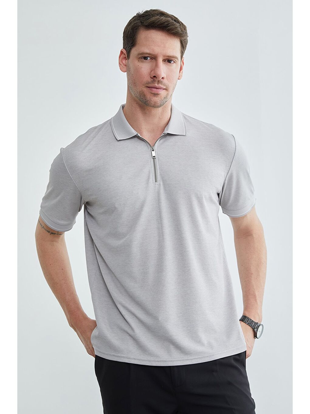 Gri Yarım Fermuarlı Polo Yaka Tişört