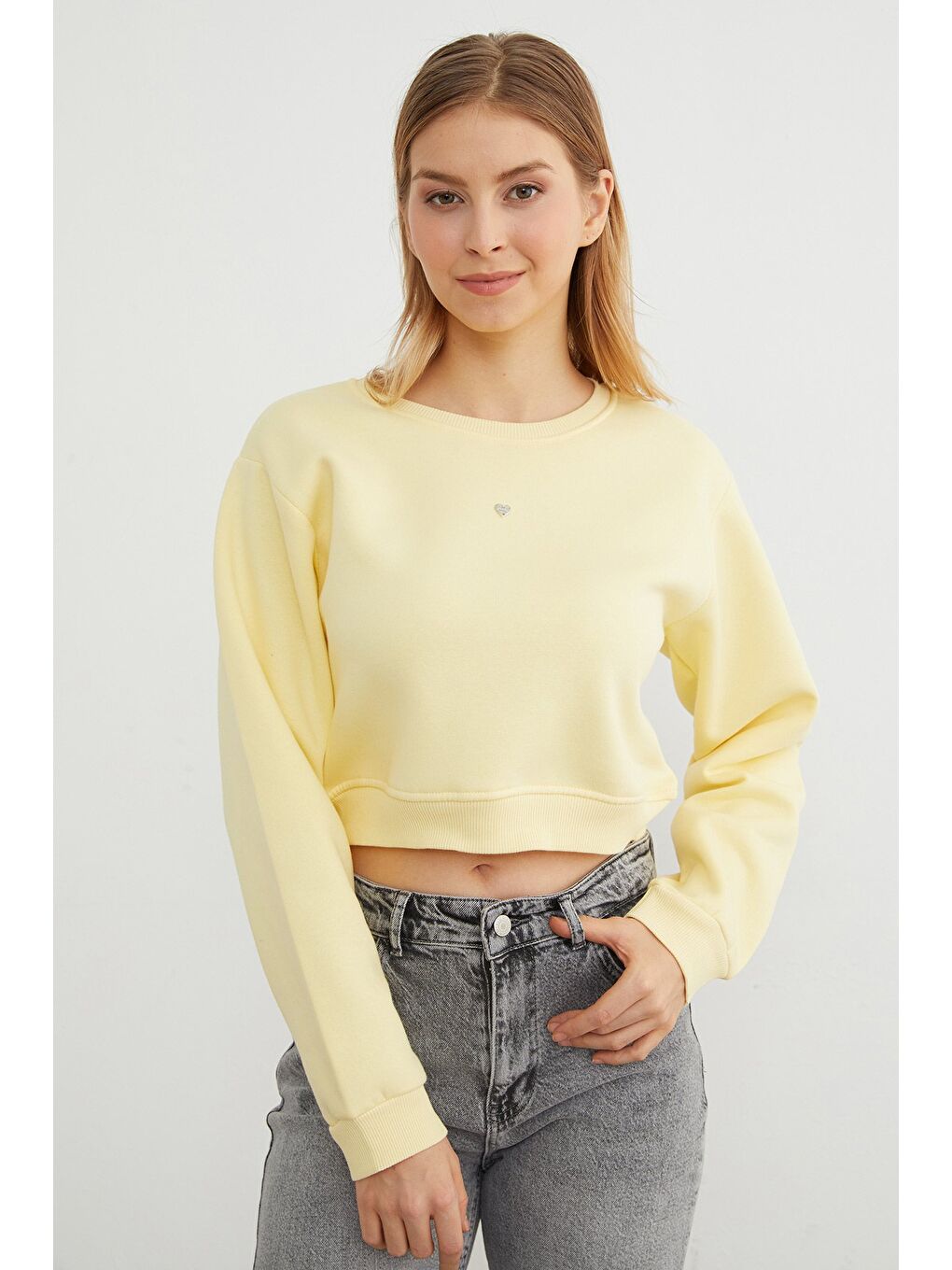 Sarı 3 İplik Kalp Aksesuarlı Crop Sweatshirt-1