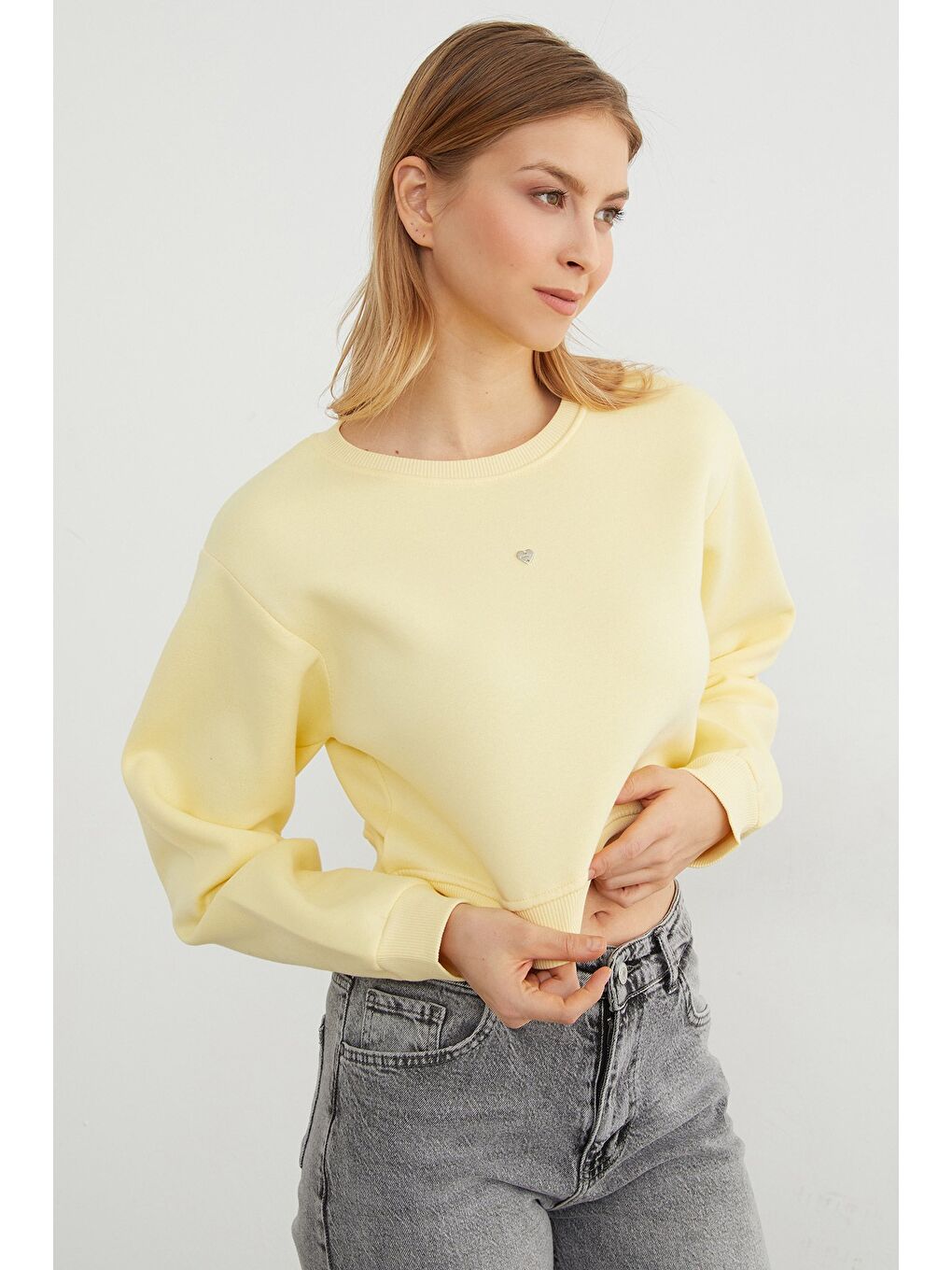 Sarı 3 İplik Kalp Aksesuarlı Crop Sweatshirt-2