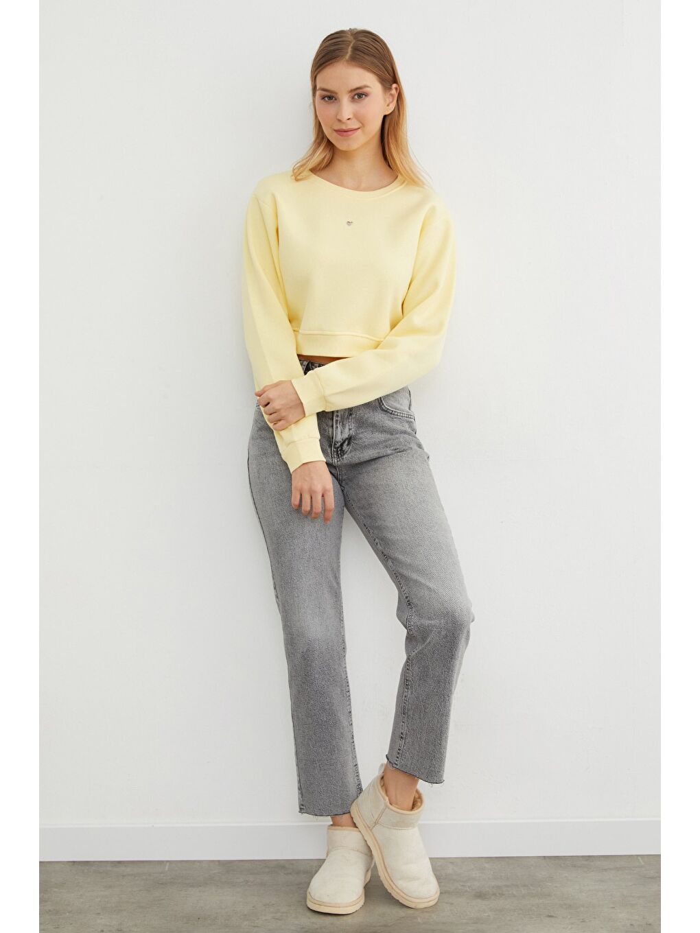 Sarı 3 İplik Kalp Aksesuarlı Crop Sweatshirt-4