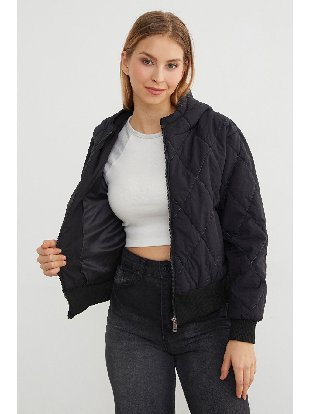 Siyah Baklava Desenli Kapitone Kapüşonlu Crop Mont