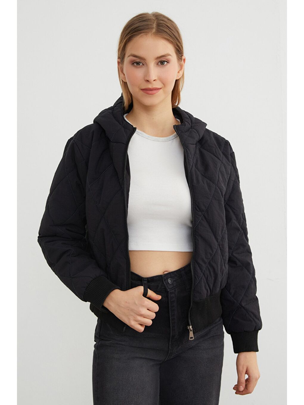 Siyah Baklava Desenli Kapitone Kapüşonlu Crop Mont-1