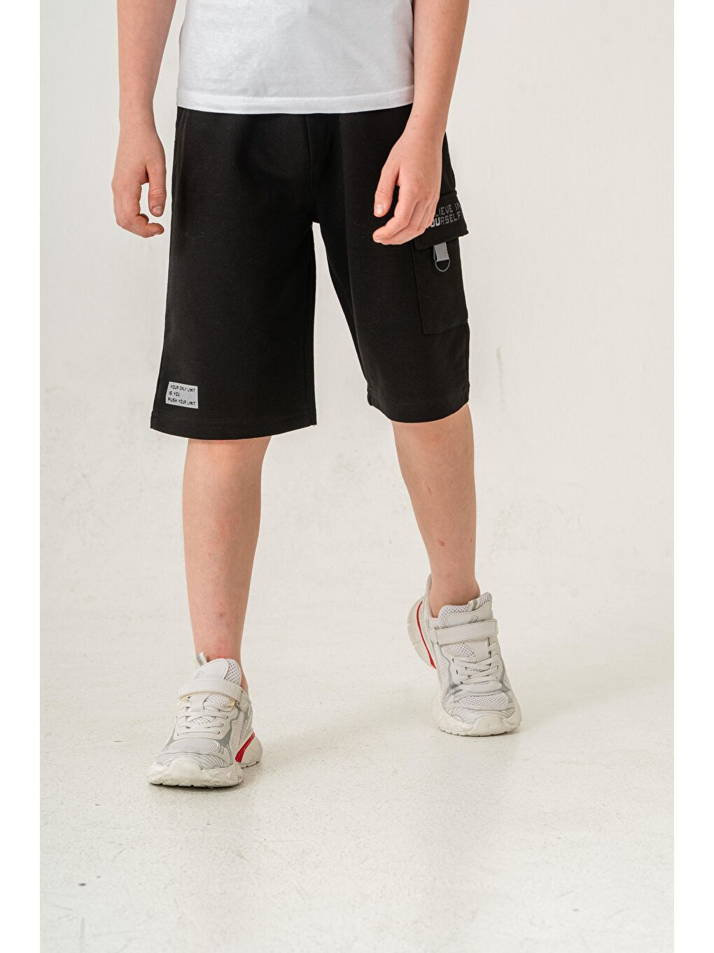 Siyah Kargo Cepli Cep Kapağı Lieve In Yourself Baskılı Erkek Çocuk Şort-1