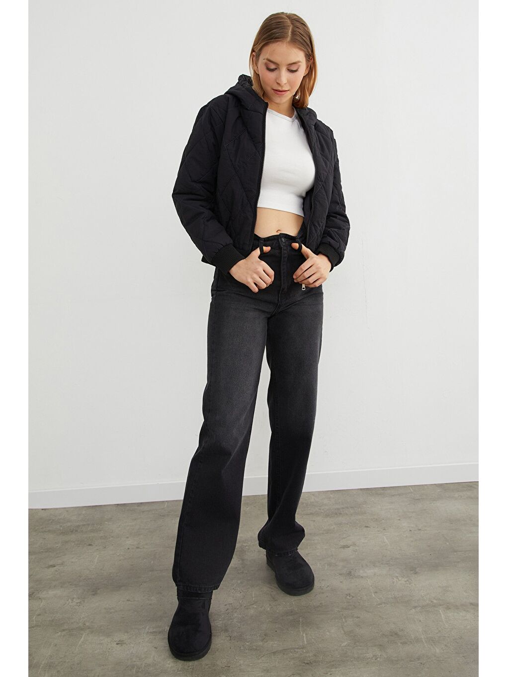 Siyah Baklava Desenli Kapitone Kapüşonlu Crop Mont-2