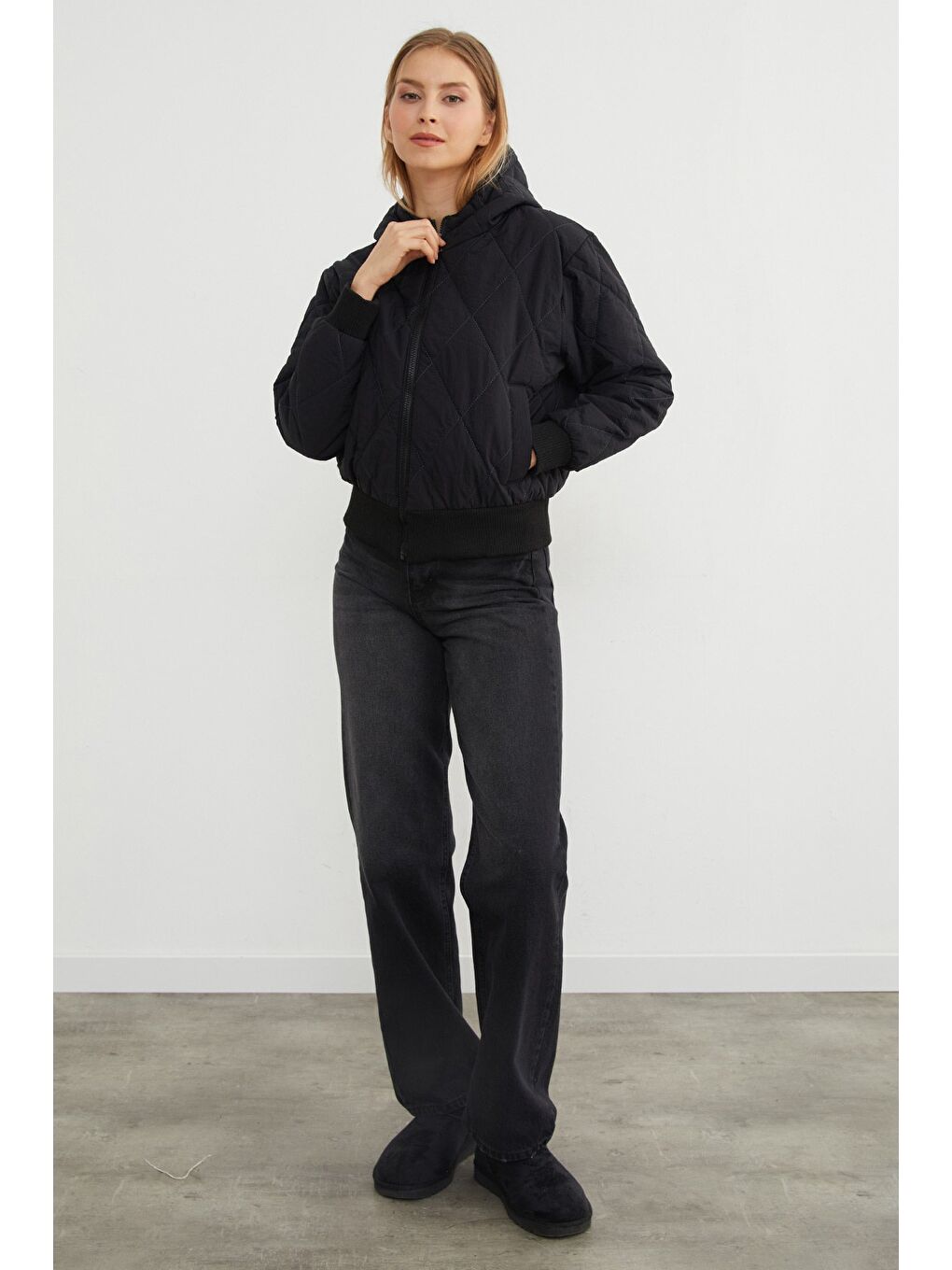 Siyah Baklava Desenli Kapitone Kapüşonlu Crop Mont-3