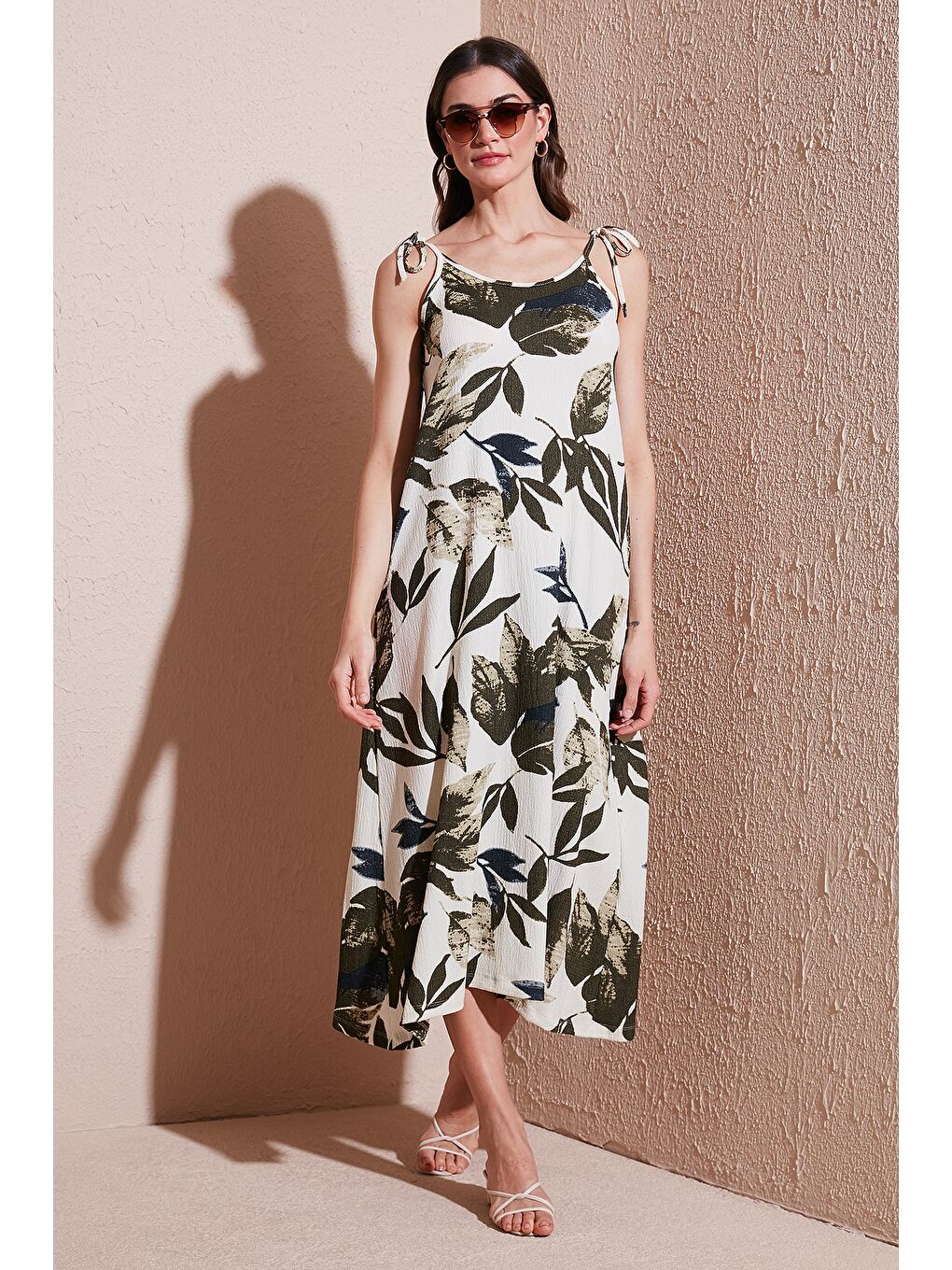 Yeşil Desenli Oversize Fit Bağlamalı İp Askılı Yuvarlak Yaka Midi Boy Kadın Elbise 5869022-5