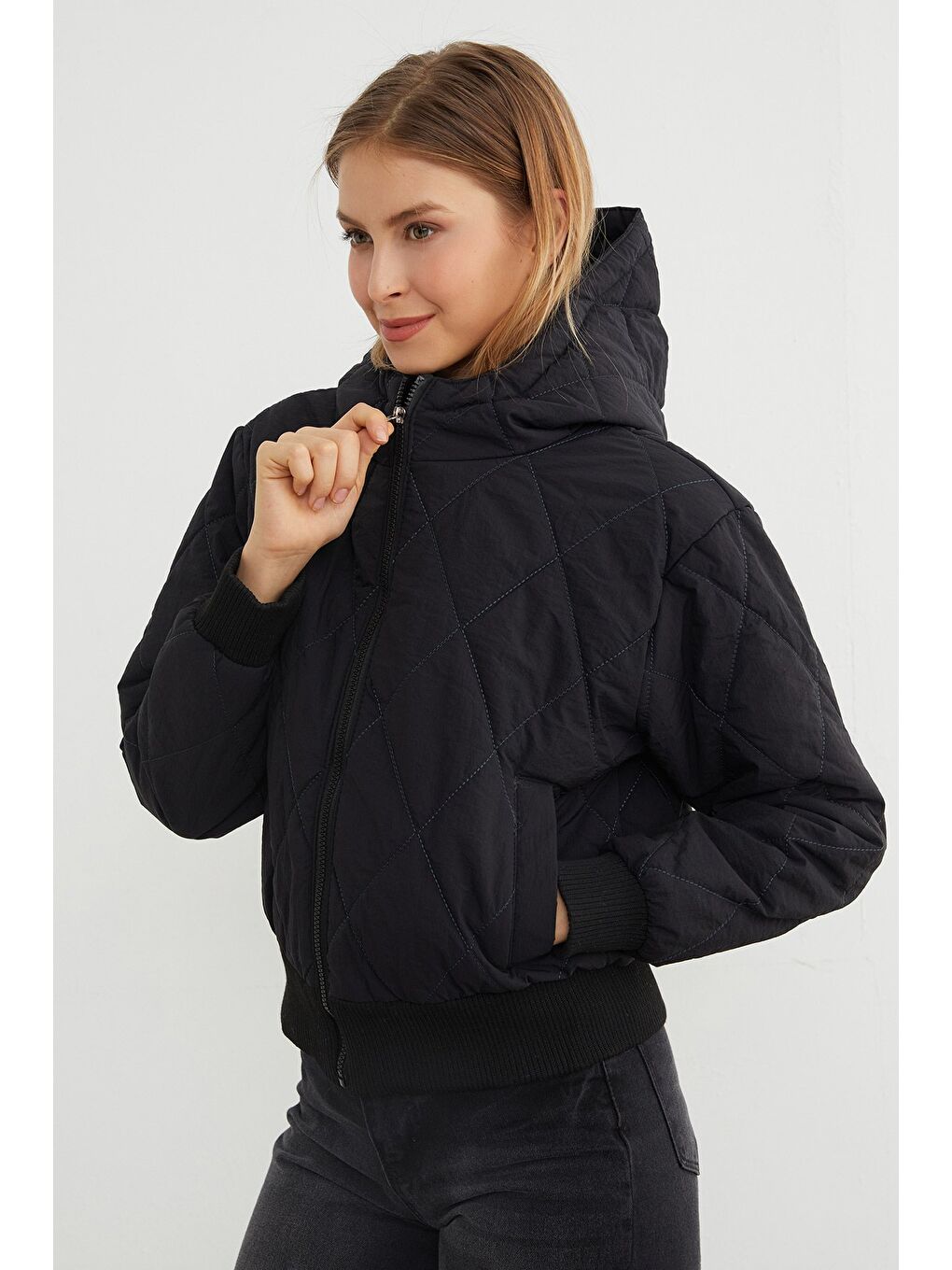 Siyah Baklava Desenli Kapitone Kapüşonlu Crop Mont-4